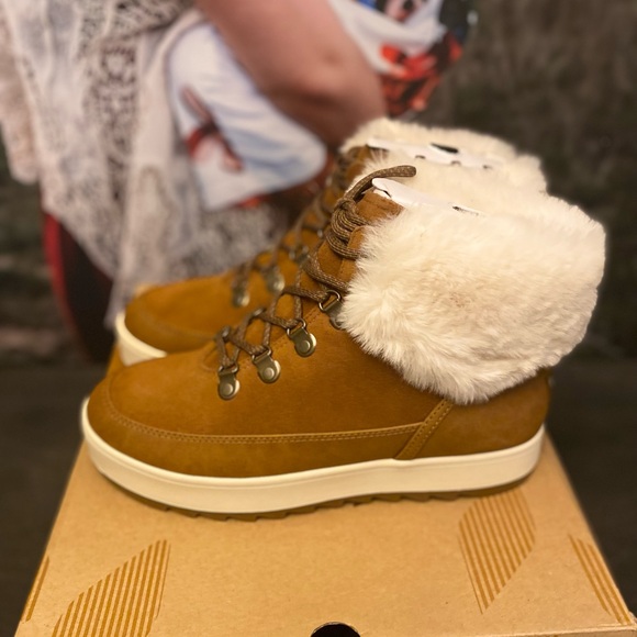 Koolaburra by UGG Women’s Tynlee Lace-up Boots NIB Size 8 - Picture 2 of 7